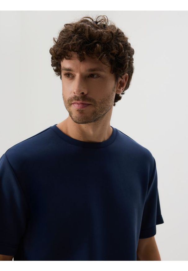 Reserved - T-shirt regular z modalem - granatowy. Kolor: niebieski. Materiał: dzianina