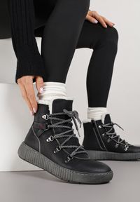 Born2be - Czarne Botki Traperki z Ozdobnym Sznurowaniem i Tłoczoną Podeszwą Fasitta. Okazja: na co dzień, na spacer. Kolor: czarny. Materiał: jeans, futro. Styl: casual, elegancki #3