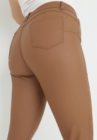 Born2be - Brązowe Spodnie Skinny Push Up Zami. Kolekcja: plus size. Kolor: brązowy #5