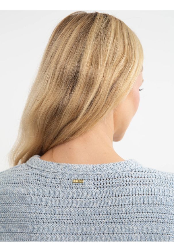 Big-Star - Sweter damski z ozdobnymi guzikami blękitny Marinara 400. Okazja: na co dzień. Kolor: niebieski. Materiał: dzianina, jeans. Wzór: prążki. Sezon: jesień. Styl: elegancki, casual, klasyczny