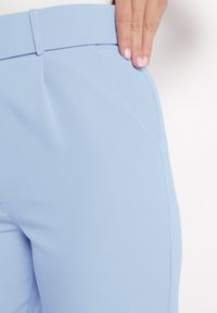 Born2be - Jasnoniebieskie Spodnie Garniturowe z Paskiem Nemez. Stan: podwyższony. Kolor: niebieski. Materiał: materiał. Długość: długie #5