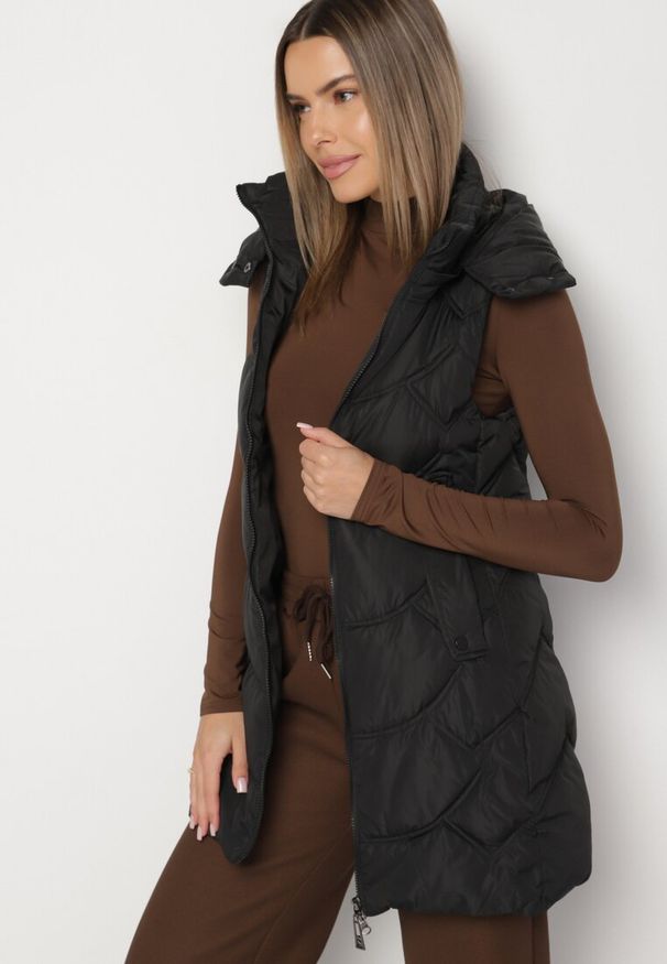 Born2be - Czarna Kamizelka z Odpinanym Kapturem Ozdobiona Pikowaniem Tulira. Okazja: na co dzień. Kolor: czarny. Materiał: jeans. Wzór: aplikacja. Styl: klasyczny, casual, elegancki