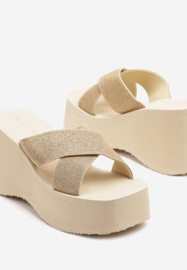 Renee - Złote Klapki na Koturnie z Paskami w Kształcie X Janiffia. Okazja: na co dzień. Kolor: złoty. Materiał: jeans. Wzór: paski. Obcas: na koturnie. Styl: elegancki, casual