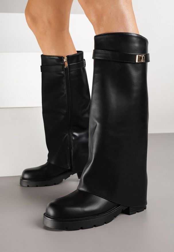 Renee - Czarne Kozaki z Cholewką Imitującą Nogawkę i Metaliczną Aplikacją Latoresa. Okazja: na co dzień. Kolor: czarny. Materiał: jeans, skóra. Szerokość cholewki: normalna. Wzór: aplikacja. Styl: klasyczny, casual