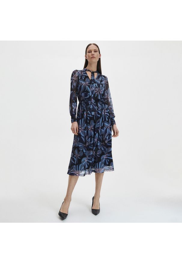 Reserved - Wzorzysta sukienka - Granatowy. Kolor: niebieski