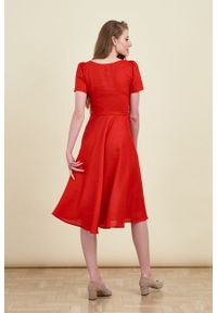 Marie Zélie - Sukienka Rosa lniana czerwona. Typ kołnierza: kokarda. Kolor: czerwony. Materiał: len. Długość rękawa: krótki rękaw. Długość: midi #2