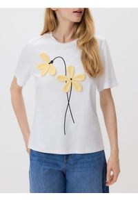 Reserved - T-shirt z kwiatową aplikacją - złamana biel. Materiał: bawełna. Wzór: aplikacja, kwiaty