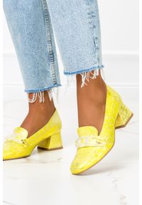 Casu - żółte mokasyny na klocku z łańcuchem wzór wężowy polska skóra casu 2346. Kolor: żółty. Materiał: skóra #1