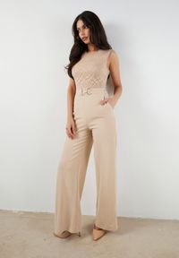 Born2be - Jasnobeżowy Kombinezon bez Rękawów z Metaliczną Ozdobą i Prostymi Nogawkami Karivalle. Okazja: na co dzień. Kolor: beżowy. Długość rękawa: bez rękawów. Wzór: aplikacja. Styl: casual, klasyczny, elegancki #1