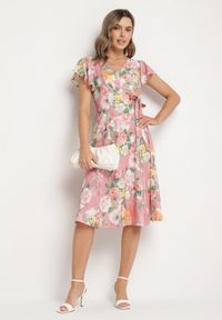 Born2be - Różowa Kwiatowa Sukienka z Kopertowym Dekoltem Atorina. Okazja: do pracy, na co dzień, na spotkanie biznesowe. Typ kołnierza: dekolt kopertowy. Kolor: różowy. Wzór: kwiaty. Typ sukienki: kopertowe. Styl: casual, biznesowy #4