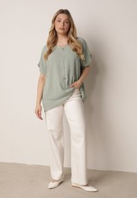 Born2be - Jasnozielona Bluzka z Bawełną o Nietoperzowym Kroju z Guzikami Mistwin. Okazja: do pracy, na co dzień. Kolor: zielony. Materiał: bawełna. Styl: klasyczny, casual #4