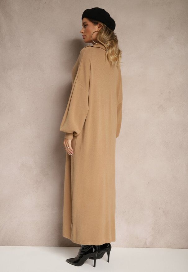 Renee - Ciemnobeżowa Sweterkowa Sukienka z Wiskozą o Pudełkowym Kroju Ozdobiona Kołnierzykiem Clarinnae. Kolor: beżowy. Materiał: wiskoza. Wzór: aplikacja. Styl: elegancki