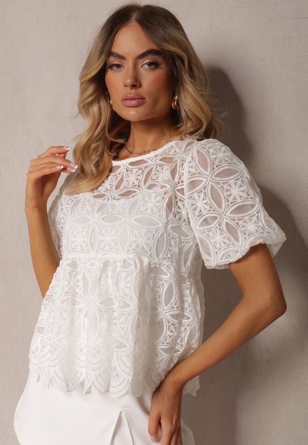 Renee - Biała Haftowana Bluzka z Bawełną i Bufiastymi Rękawami oraz Dodatkowym Topem Rublea. Okazja: na co dzień. Kolor: biały. Materiał: bawełna. Wzór: haft. Sezon: lato. Styl: casual