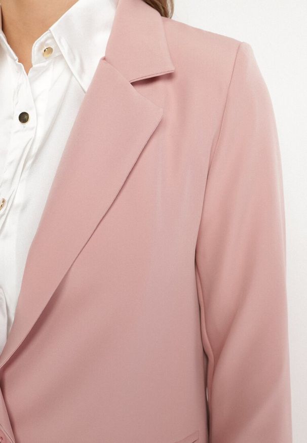 Born2be - Różowa Marynarka z Usztywnionymi Ramionami i Imitacją Kieszeni Vivimira. Okazja: na co dzień, na spotkanie biznesowe, na imprezę. Kolor: różowy. Styl: biznesowy, klasyczny, casual, elegancki