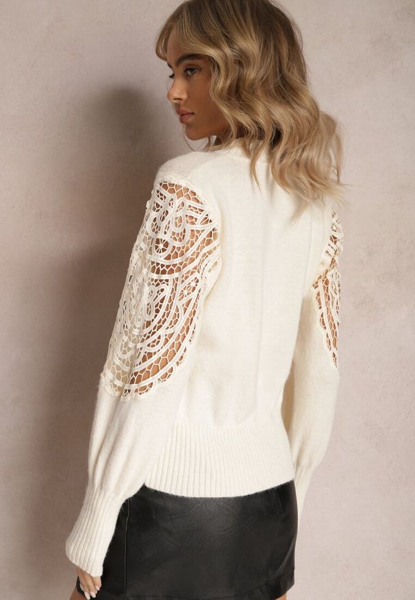 Renee - Jasnobeżowy Sweter z Koronkową Wstawką Meldara. Kolor: beżowy. Materiał: koronka. Wzór: gładki, ażurowy