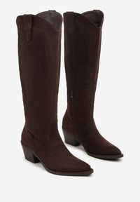 Born2be - Ciemnobrązowe Klasyczne Kozaki Typu Kowbojki z Imitacji Zamszu Latonassa. Okazja: na co dzień. Nosek buta: szpiczasty. Kolor: brązowy. Materiał: zamsz. Szerokość cholewki: normalna. Styl: klasyczny #3