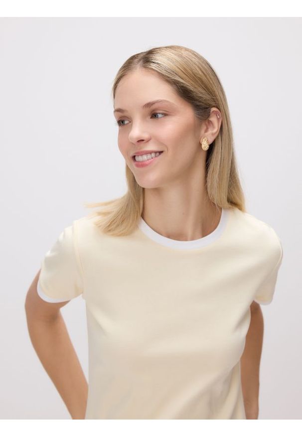 Reserved - T-shirt z kontrastową lamówką - jasnożółty. Kolor: żółty. Materiał: bawełna