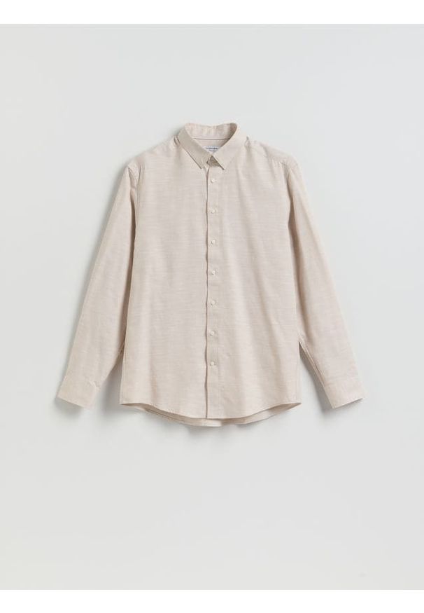 Reserved - Gładka koszula regular fit - beżowy. Kolor: beżowy. Materiał: tkanina, bawełna. Wzór: gładki