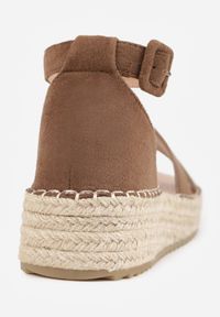 Renee - Brązowe Sandały VICES na Koturnie z Plecionką i Wycięciami przy Cholewce Celanele. Okazja: na co dzień. Zapięcie: sprzączka. Kolor: brązowy. Wzór: ażurowy. Sezon: lato. Obcas: na koturnie. Styl: wakacyjny, casual, elegancki #8