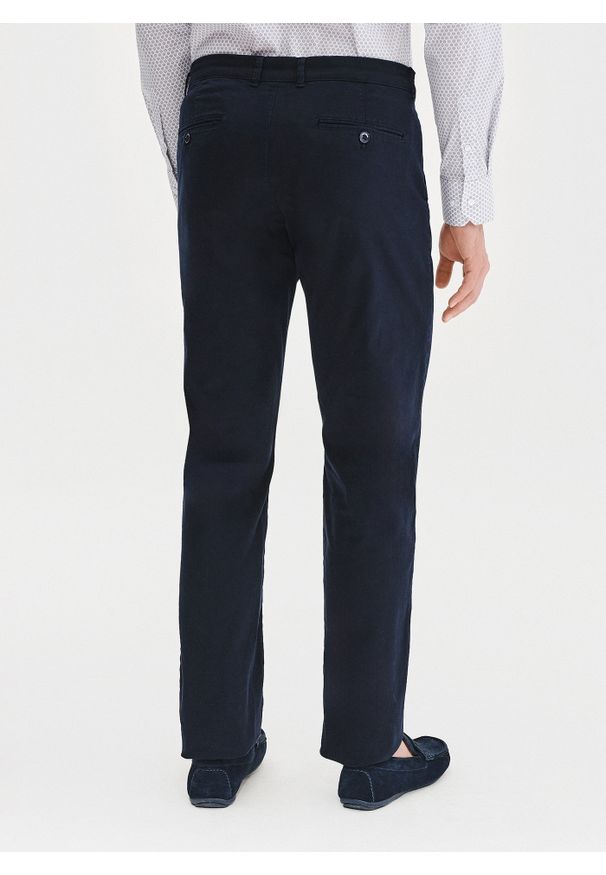 Pako Lorente - PAKO LORENTE – Granatowe spodnie chino. Okazja: na co dzień. Kolor: niebieski. Materiał: bawełna, elastan. Wzór: gładki. Sezon: wiosna. Styl: casual