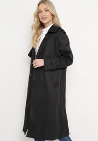 Born2be - Czarny Długi Płaszcz Trencz o Klasycznym Fasonie z Paskiem Nasde. Okazja: na co dzień. Kolor: czarny. Materiał: jeans. Długość: długie. Styl: klasyczny #4