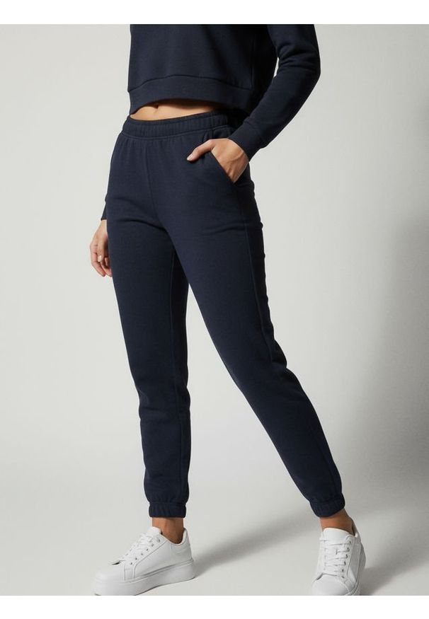 Sinsay - Spodnie dresowe jogger - granatowy. Kolor: niebieski. Materiał: dresówka
