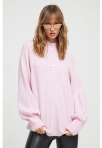 Tommy Jeans sweter damski kolor różowy z półgolfem. Kolor: różowy. Materiał: poliester, dzianina. Długość rękawa: raglanowy rękaw