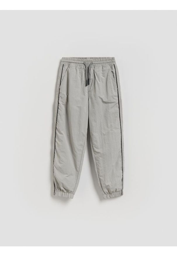 Reserved - Spodnie jogger - jasnoszary. Kolor: szary. Materiał: tkanina. Wzór: gładki