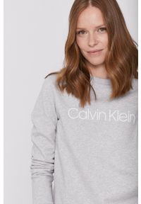 Calvin Klein - Bluza bawełniana K20K202157. Okazja: na co dzień. Kolor: szary. Materiał: bawełna. Długość rękawa: długi rękaw. Długość: długie. Wzór: nadruk. Styl: casual #4