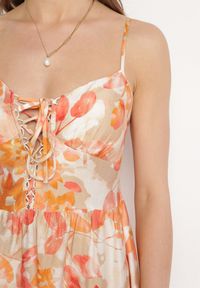 Born2be - Pomarańczowa Sukienka z Wiskozy i Bawełny Rozkloszowana w Kwiatowy Print z Ozdobnym Wiązaniem Wiama. Okazja: na co dzień. Kolor: pomarańczowy. Materiał: bawełna, wiskoza. Wzór: kwiaty, nadruk. Typ sukienki: rozkloszowane. Styl: casual, elegancki #4