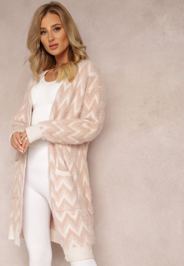 Renee - Różowy Niezapinany Kardigan o Przedłużonym Fasonie w Zygzaki Chevron Oherna. Kolor: różowy. Materiał: tkanina. Długość: długie. Wzór: paski