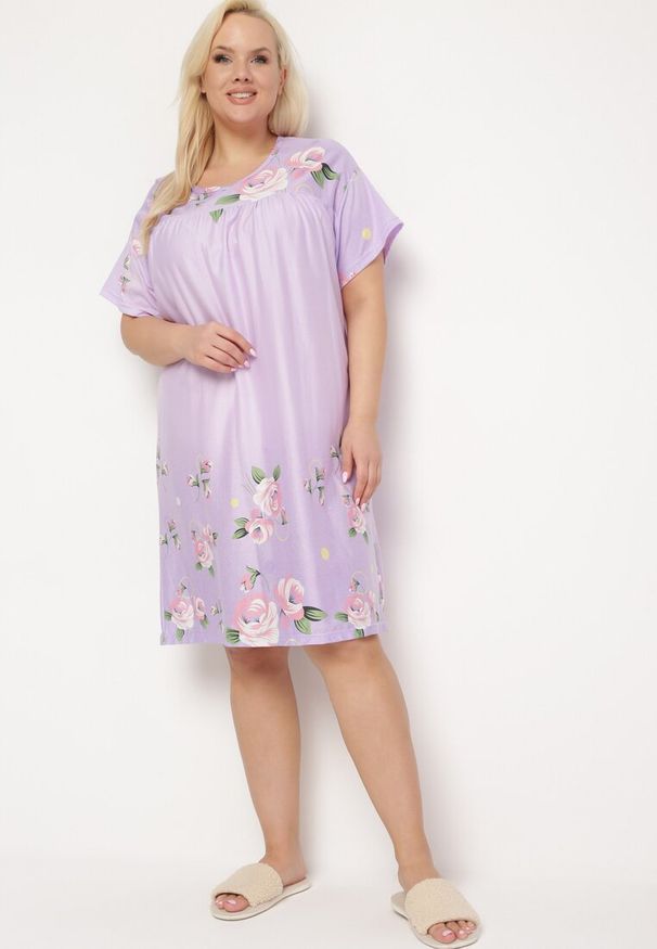 Born2be - Jasnofioletowa Koszula Nocna w Kwiatowy Wzór z Krótkim Rękawem Seliaane. Kolekcja: plus size. Kolor: fioletowy. Długość: krótkie. Wzór: kwiaty