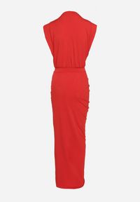 Born2be - Czerwona Sukienka Maxi Dopasowana z Poduszkami w Ramionach i Rozcięciem na Boku Ocrana. Okazja: na ślub cywilny, na wesele, na imprezę. Kolor: czerwony. Typ sukienki: dopasowane. Styl: elegancki, klasyczny. Długość: maxi #4