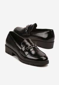 Born2be - Czarne Lakierowane Mokasyny z Łańcuszkiem Arnarie. Okazja: na co dzień. Kolor: czarny. Materiał: lakier. Styl: klasyczny, casual