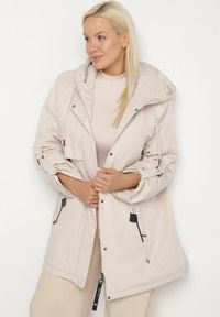 Born2be - Jasnobeżowa Kurtka Typu Parka z Kapturem i Podpinanymi Rękawami Falunea. Okazja: na co dzień, na spacer. Typ kołnierza: kaptur. Kolekcja: plus size. Kolor: beżowy. Materiał: jeans. Styl: klasyczny, sportowy, casual, elegancki #5