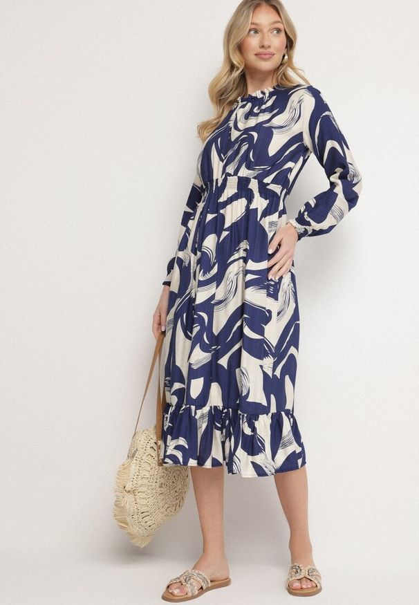 Born2be - Granatowa Rozkloszowana Sukienka z Bawełną w Abstrakcyjny Wzór Silsedi. Okazja: na co dzień, na spacer. Kolor: niebieski. Materiał: bawełna. Styl: elegancki, klasyczny, casual