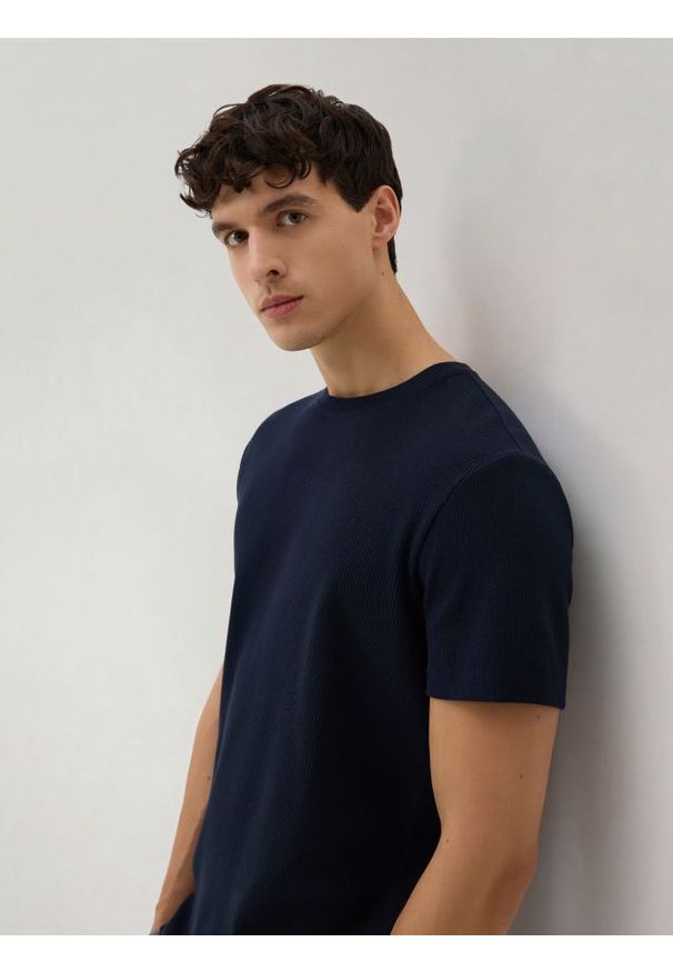 Reserved - Strukturalny t-shirt slim - granatowy. Kolor: niebieski. Materiał: dzianina, bawełna