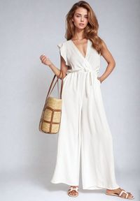 Born2be - Biały Taliowany Kombinezon Koktajlowy z Paskiem w Talii i Falbanami przy Ramionach Vimarine. Okazja: na imprezę. Kolor: biały. Materiał: jeans. Styl: wizytowy #4