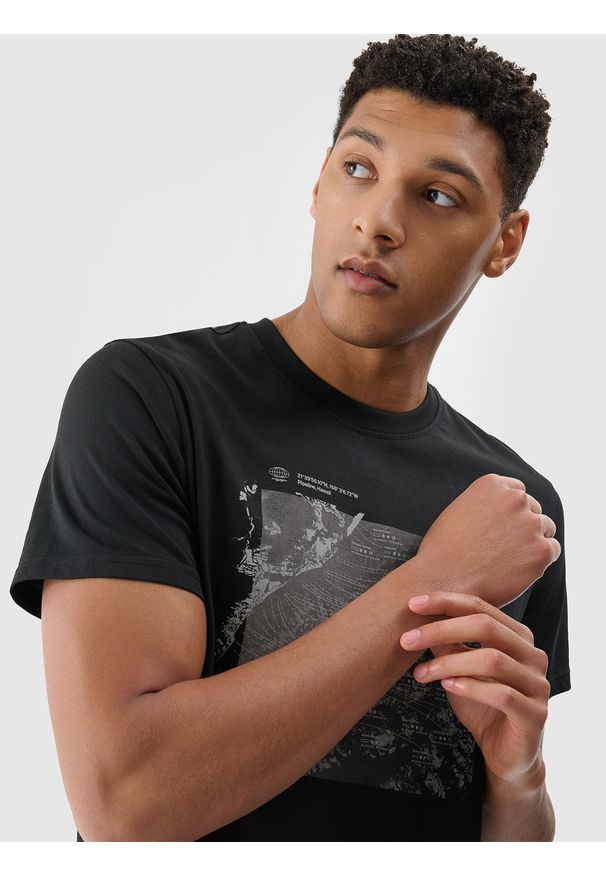4f - 4F T-shirt regular z nadrukiem męski - czarny XXL. Okazja: na co dzień. Kolor: czarny. Materiał: bawełna, jersey, dzianina. Wzór: nadruk. Styl: sportowy, klasyczny, casual