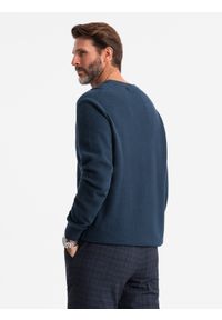 Ombre Clothing - Męski sweter RELAXED FIT z dzianiny o diamentowym splocie – granatowy V2 - Rozmiar: L. Okazja: na co dzień. Kolor: niebieski. Materiał: dzianina. Wzór: ze splotem. Styl: klasyczny, casual #3
