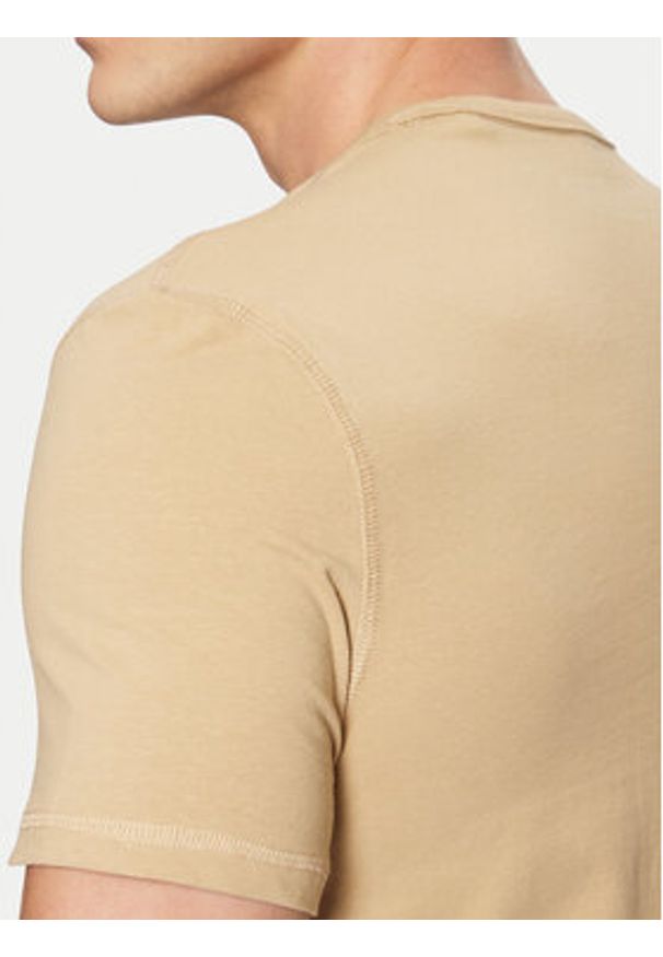 Guess T-Shirt M5RI14 J1314 Beżowy Slim Fit. Kolor: beżowy. Materiał: bawełna