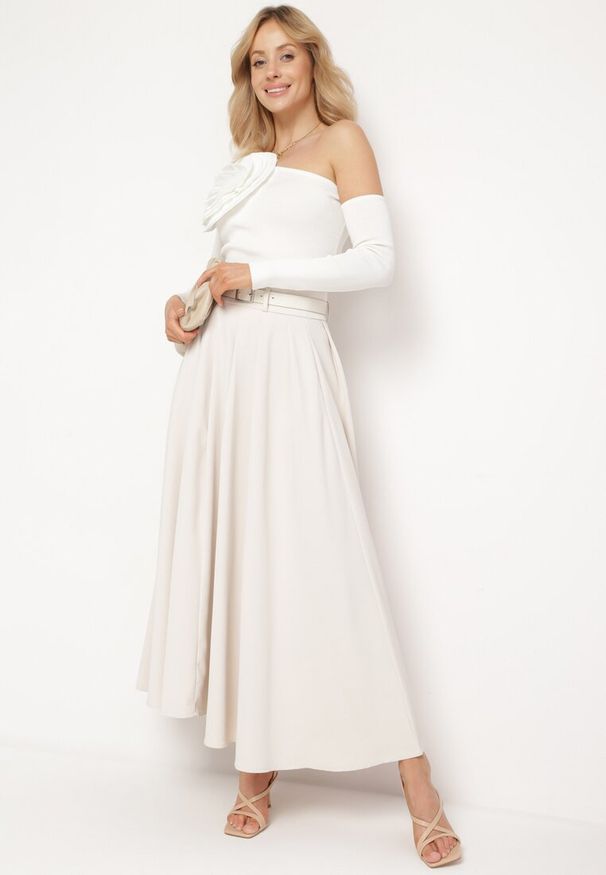 Born2be - Biała Asymetryczna Bluzka na Jedno Ramię z Aplikacją w Kształcie Kwiatu Liesara. Okazja: na co dzień. Kolor: biały. Materiał: jeans. Wzór: aplikacja, kwiaty. Styl: casual, wizytowy