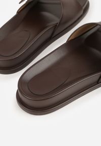 Renee - Ciemnobrązowe Klapki na Platformie z Klamrą Molthoe. Okazja: na co dzień. Kolor: brązowy. Wzór: aplikacja. Obcas: na platformie. Styl: casual, elegancki #4