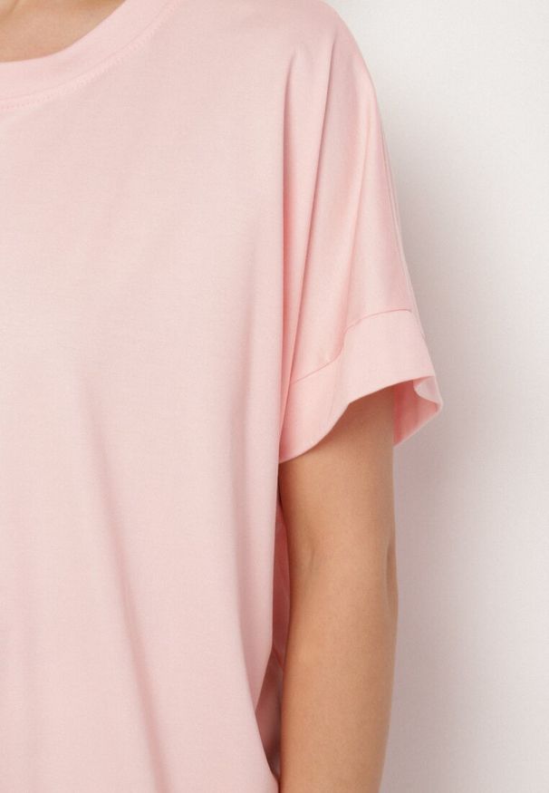 Born2be - Jasnoróżowy T-shirt z Wiskozą o Kroju Nietoperza Tanariona. Okazja: na co dzień. Kolor: różowy. Materiał: wiskoza. Styl: casual