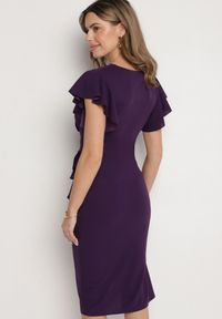 Born2be - Fioletowa Dopasowana Sukienka z Kopertowym Dekoltem i Falbankami Leolani. Okazja: na co dzień. Typ kołnierza: kołnierz z falbankami. Kolor: fioletowy. Materiał: jeans, tkanina. Sezon: lato. Typ sukienki: kopertowe. Styl: klasyczny, casual #3