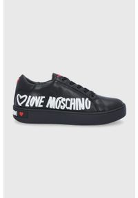 Love Moschino Buty kolor czarny na płaskiej podeszwie. Nosek buta: okrągły. Zapięcie: sznurówki. Kolor: czarny. Materiał: guma. Obcas: na płaskiej podeszwie
