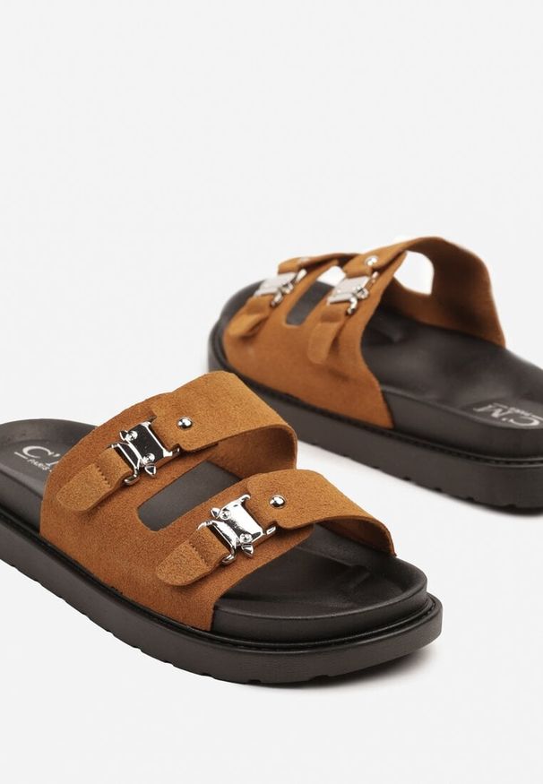 Born2be - Brązowe Klapki z Metalicznymi Klamrami Fallevia. Okazja: na co dzień. Kolor: brązowy. Sezon: lato. Obcas: na obcasie. Styl: casual, elegancki. Wysokość obcasa: niski