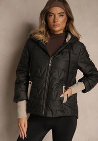 Renee - Czarna Kurtka z Pikowanymi Przeszyciami Kapturem i Warstwowymi Rękawami Tulamia. Okazja: na co dzień. Kolor: czarny. Materiał: jeans. Styl: casual #5