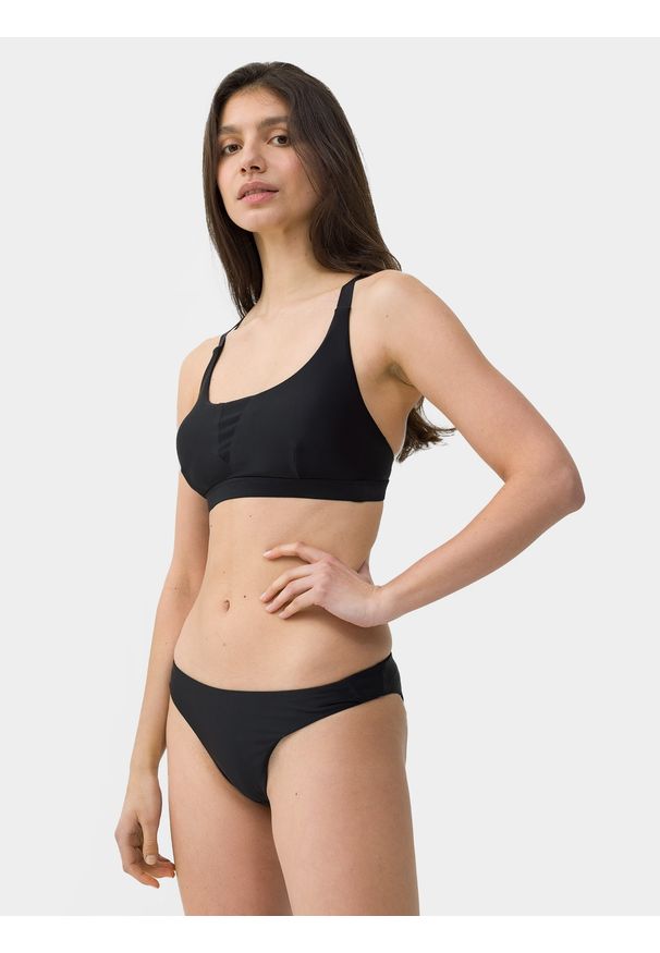 4f - Góra od bikini z materiałów z recyklingu damska. Kolor: czarny. Materiał: materiał
