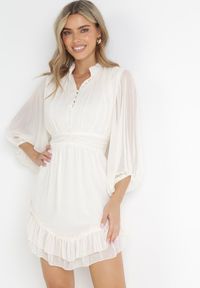 Born2be - Beżowa Taliowana Sukienka Mini z Rękawami 3/4 i Falbanką Serafilla. Kolor: beżowy. Materiał: tkanina. Sezon: wiosna, lato. Długość: mini #1